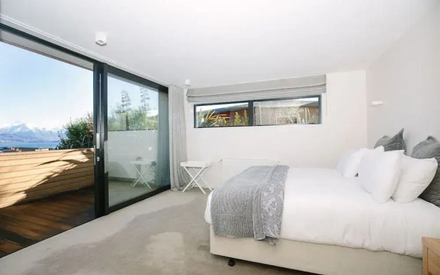 Clutha Place - Sleeps 8 - Lake Views - Balcony