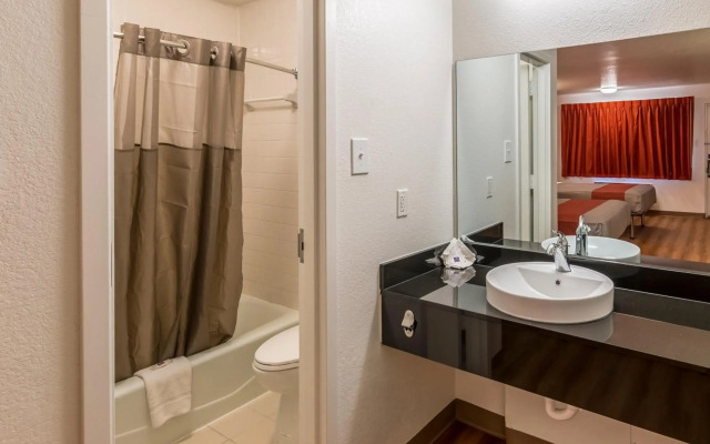 Motel 6 Arlington, TX - UTA