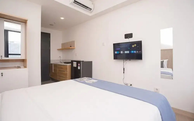 Warm Cozy Studio Room at Collins Boulevard Apartment