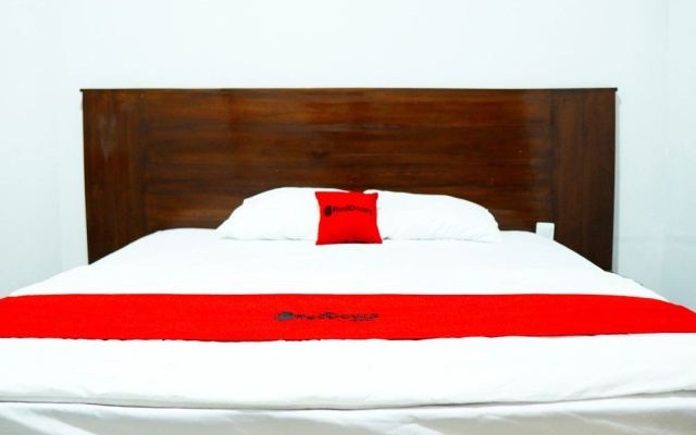 RedDoorz Plus Syariah @ Umyas Hotel near Terminal Anjuk Ladang Nganjuk – Guest Rooms – Nganjuk