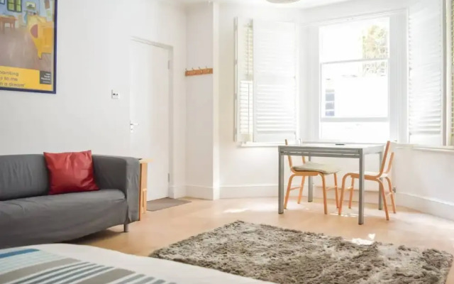 Modern Designer London Studio Flat With Patio