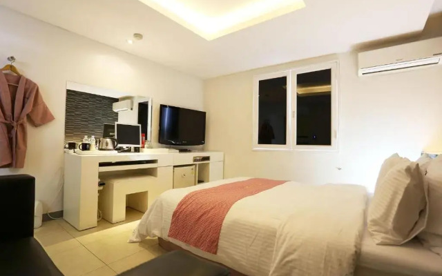 Q Hotel