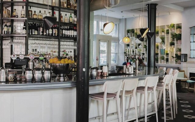 Stylish Central London Balcony Apartment