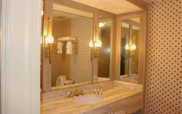 Roberts Riverwalk Urban Resort Hotel