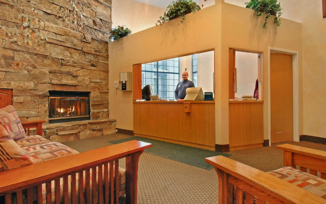 Carriage House Condominiums by All Seasons Resort Lodging