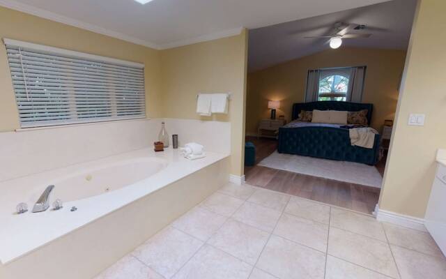 Sarasota Bay Pool Home