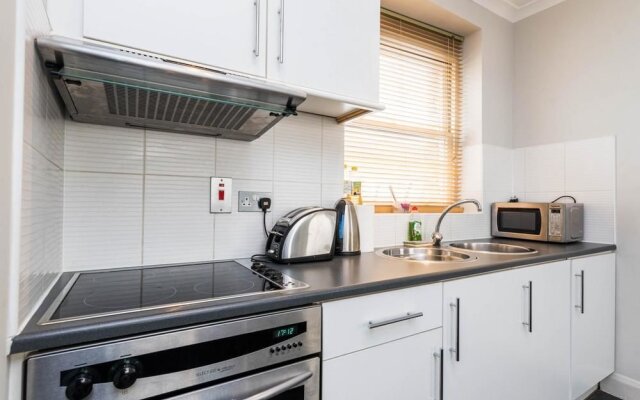 1 Bed Flat in St Paul's the Very Centre of London!