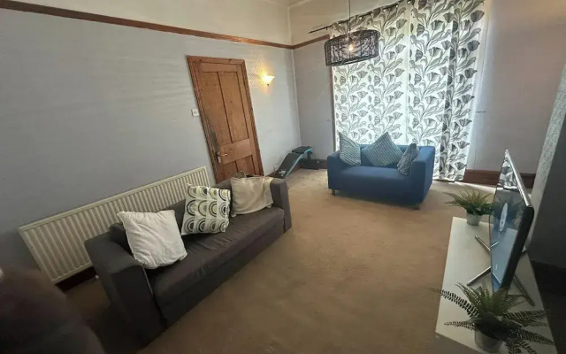 Spacious House- Parking, Garden & Central Location
