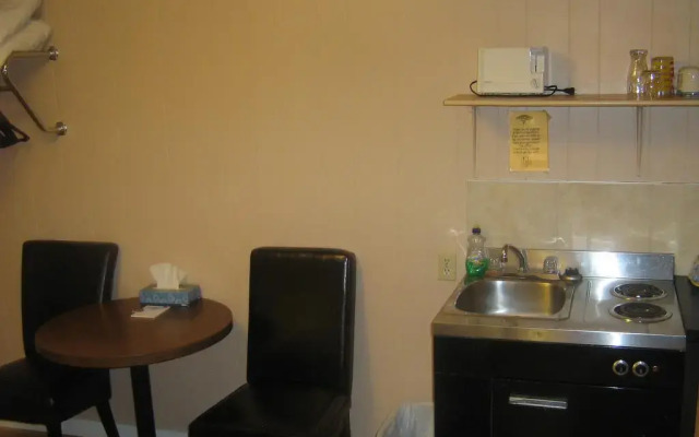 Parkway Motel & European Lodges