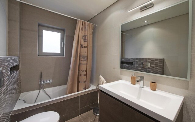 Vari Views in Vari With 3 Bedrooms and 3 Bathrooms