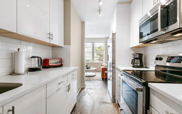 Elegant Studio Near French Quarter