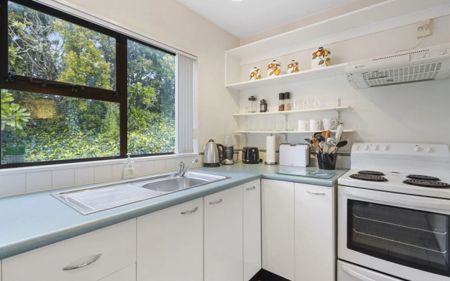 Stylish Central 2BR Apt nr Hospital
