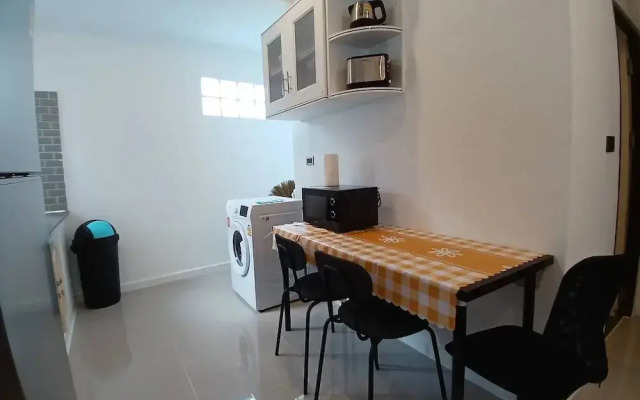 White House With 2br-1bath Near Kathu Water Fall
