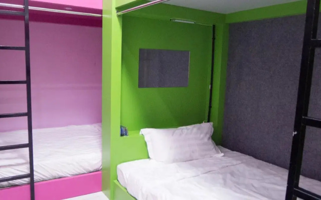 Color Creative Hotel - Hostel