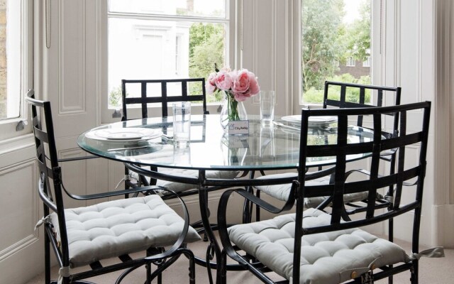 The Bright Airlie Gardens Apartment - DMG