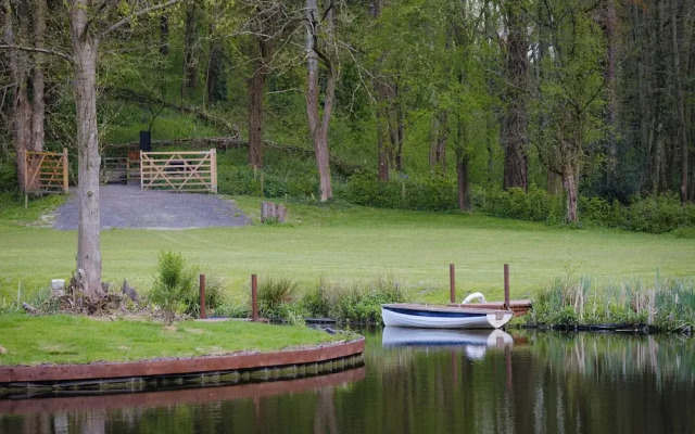Inviting 5-bed House With Fishing Lake in Devizes