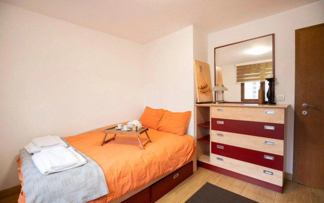 Cozy Apartment with Mountain View & Parking