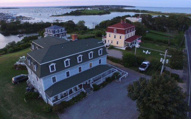 Payne's Harbor View Inn