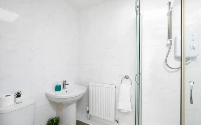 Skyvillion - Enfield 4bed House W Garden & Parking