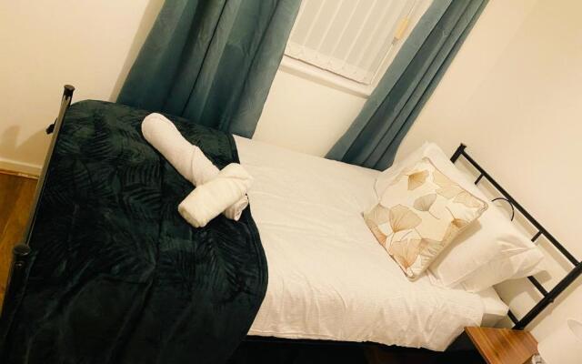 Cheerful home near City Centre,Station& RaceCourse