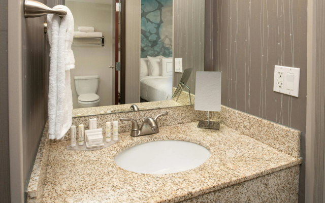 Courtyard By Marriott Portland Airport
