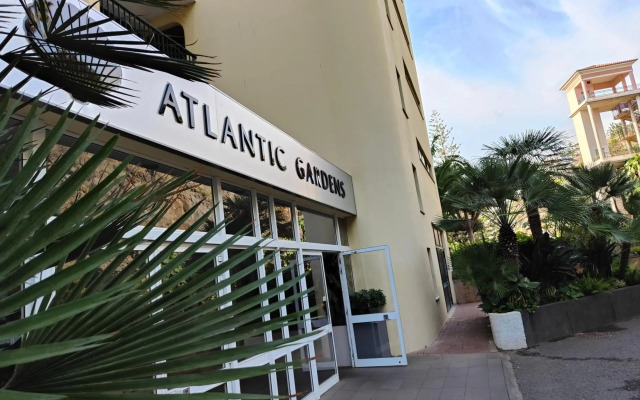 By the Beach & Pool Apartment