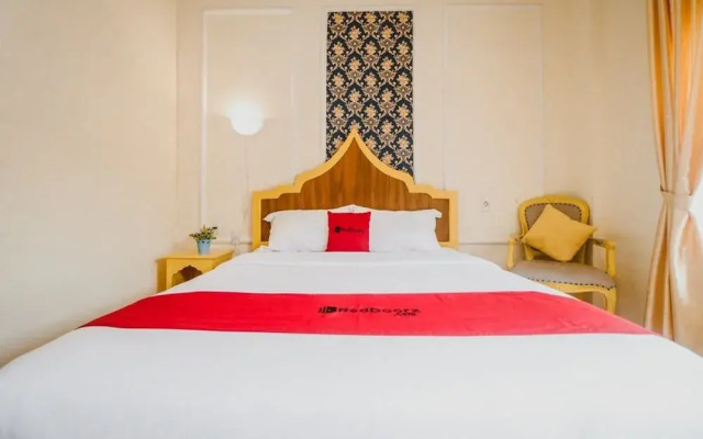 RedDoorz Plus Syariah @ Jalan Brigjend Katamso Medan