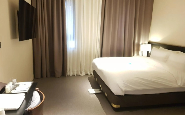Rivertain Hotel