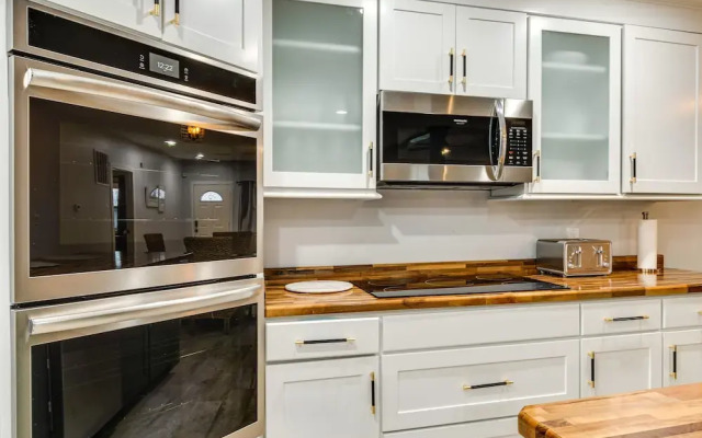 Modern Indianapolis Home < 2 Mi to Downtown!