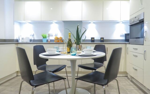 Tudors eSuites Apartment with 4 Beds