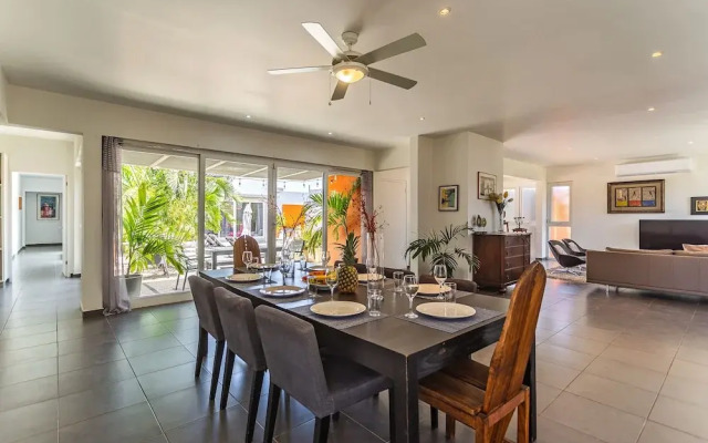 Stunning Modern Home, Near Beaches Full AC