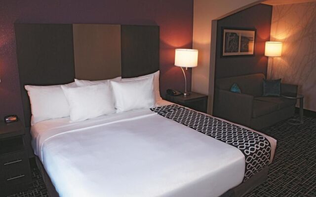 LA QUINTA INN &amp; SUITES PONTOON BEACH