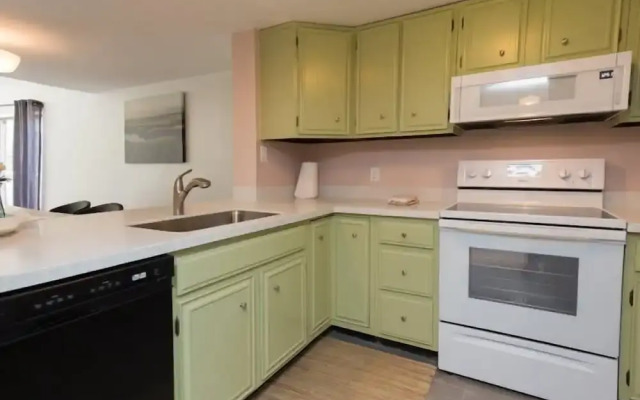 2077 Beachwood