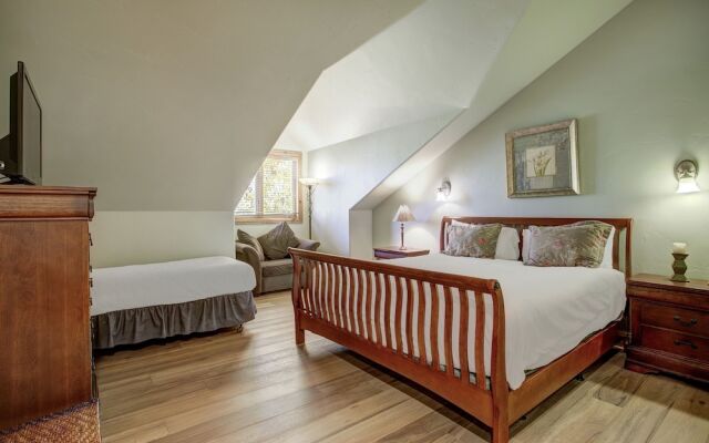 Cozy & Central Arrowhead Ge Townhome, 3br, Sleeps 6 3 Bedroom Townhouse by RedAwning