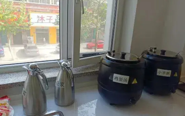 Xiongxian Qiancun Business Hotel