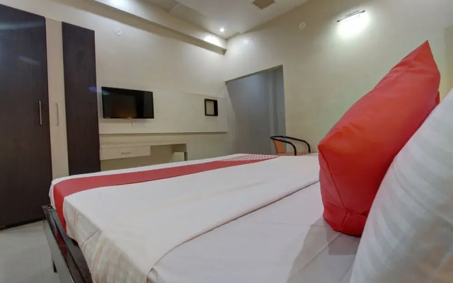 OYO 36620 Hotel Pleasant Stays