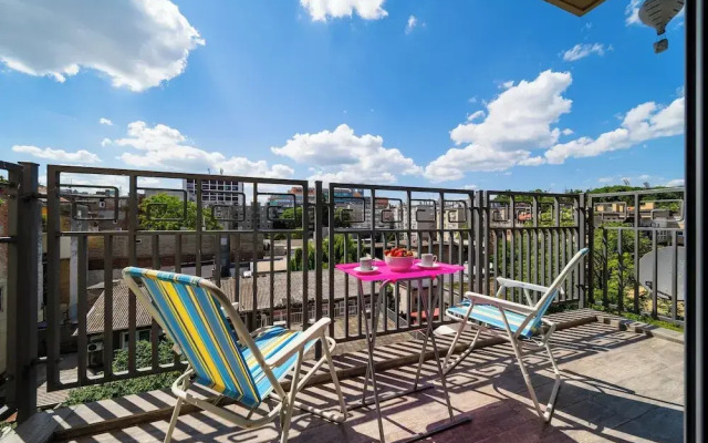 Silver Apartment With Hot Tub And Balcony