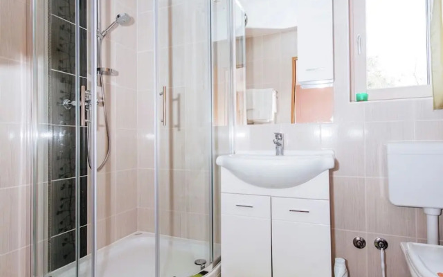 Spacious Holiday Home in Pakoštane near Sea