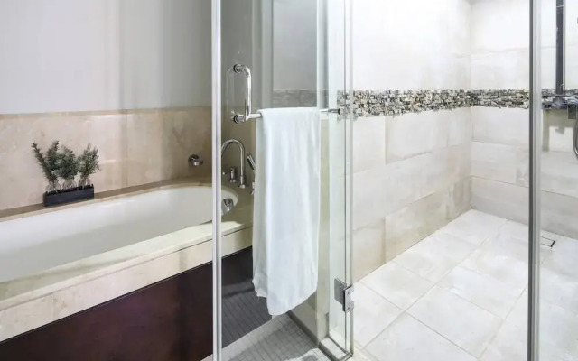 Light + Beautiful 1BR in Amazing Downtown Dubai!