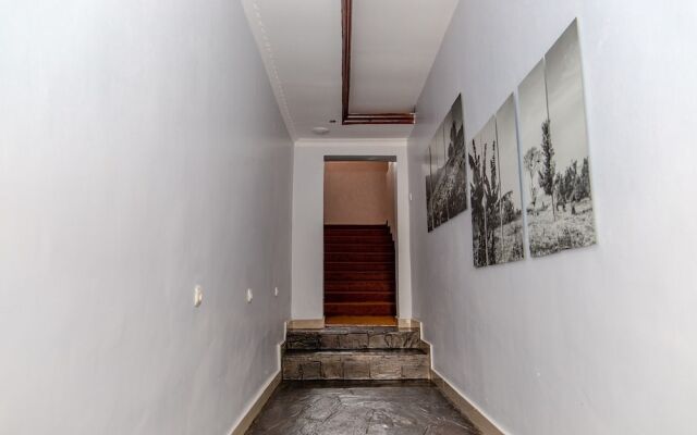 La Villa Cafe & Suites