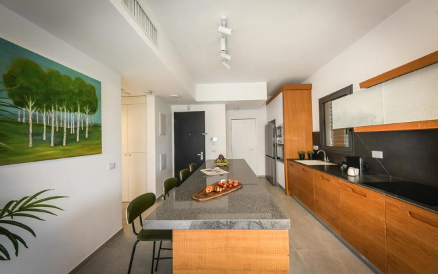 Stylish 2BR Apartment with Balcony and Urban View