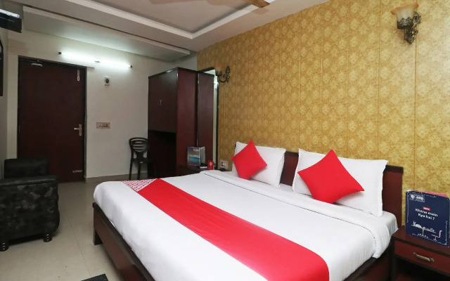 OYO 28053 Hotel Gayatri Palace