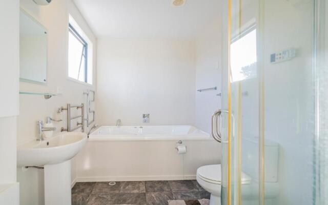 Pauanui Hangar Retreat - Pauanui Holiday Home
