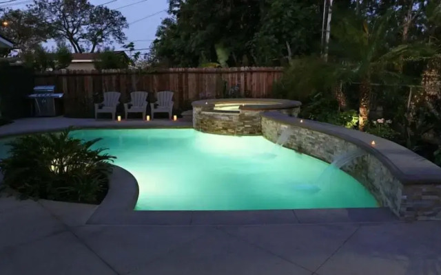 Upscale 6 Bed, 5 Ba, New Pool W/jacuzzi, 1/2 Mile Walk to Disney