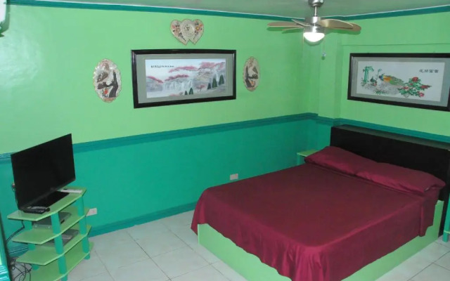 Kokomos Hotel & Restaurant