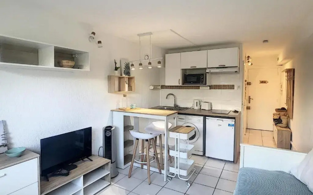 GOLFE JUAN Studio dans résidence avec piscine