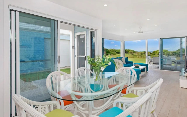 Middle Rock Beach House - Beach Front, Lake Cathie