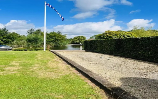 Tranquil Lakeside Stay for 4 Guests