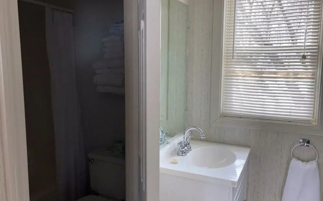 Island Pond Country Inn (Formerly the Lakefront Inn & Motel)