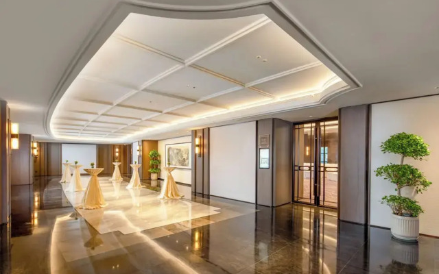 Yuexiu Hotel Guangzhou, Curio Collection by Hilton